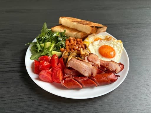 Свої люди  «Свої Люди» — атмосферний кафе-бар у ЖК Софія Клубний з піцою, суші, бургерами, салатами, кавою та алкоголем. Є більярд, трансляції футболу та зручні місця для відпочинку компаніями. Готуємо ситно, смачно та швидко. Чекаємо на вас!